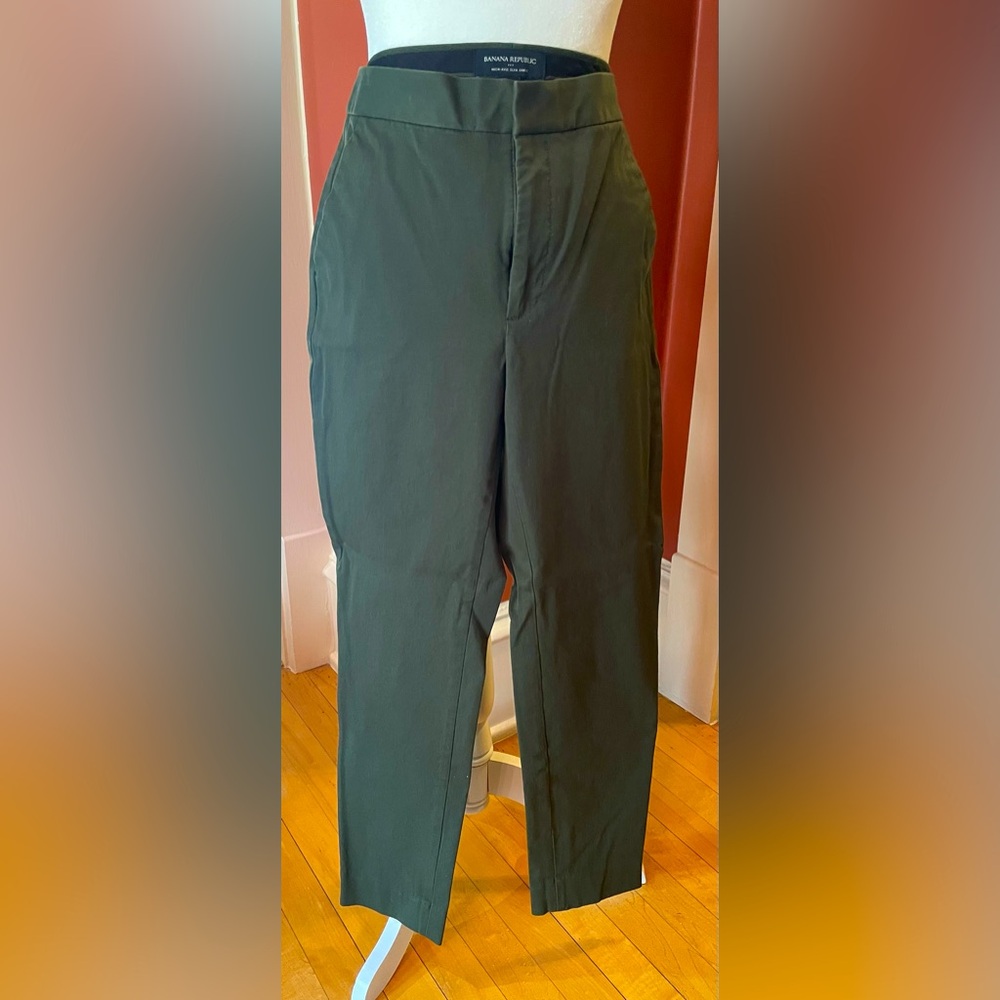 Like new! Banana Republic dark hunter green dress pants. Size 4.